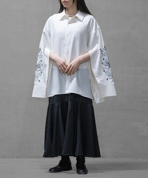 Naive magic（ナイーブマジック）の「【a】〔Naive magic〕フラワーエンブロイダリー アームスリットシャツ（シャツ/ブラウス・メンズ・ホワイト/ブラック・LARGE/MEDIUM）」の7枚目の写真