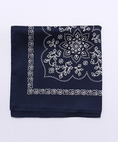 Ray BEAMS（レイビームス）の「Ray BEAMS / フラワー バンダナ シルク スカーフ（バンダナ/スカーフ・レディース・レッド/ネイビー/ベージュ/オリーブ・ONE SIZE）」の4枚目の写真