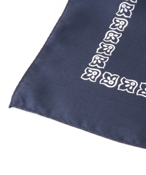 Ray BEAMS（レイビームス）の「Ray BEAMS / フラワー バンダナ シルク スカーフ（バンダナ/スカーフ・レディース・レッド/ネイビー/ベージュ/オリーブ・ONE SIZE）」の13枚目の写真