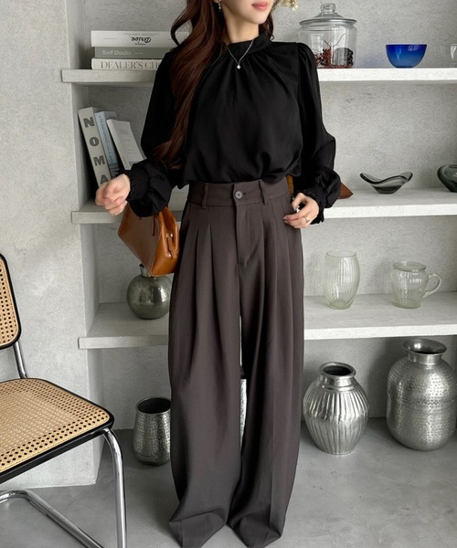 TREOVER(トレオーバー)の「ボリュームスリーブギャザーネックブラウス(シャツ/ブラウス・レディース・スモークピンク/ブラック/ピンク/グレー/オフホワイト・SMALL/LARGE/MEDIUM)」の17枚目の写真