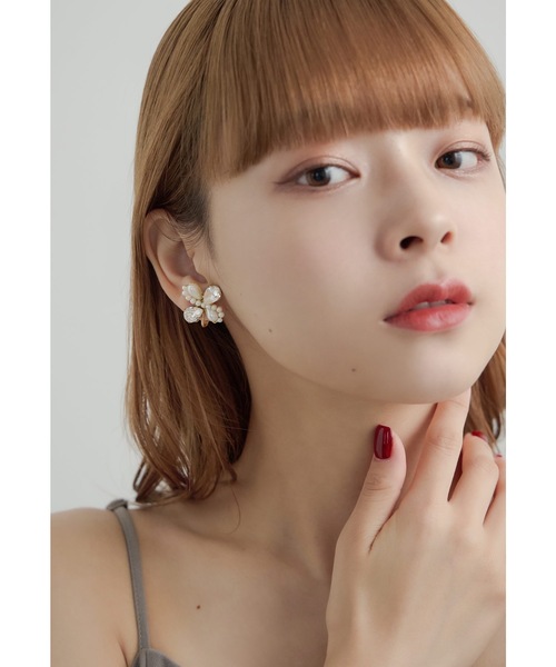 niana(ニアナ)の「ビジューフラワーパールイヤリング 花 ゴールド シルバー 結婚式 二次会 同窓会 成人式 パーティー お呼ばれ オケージョン フォーマル(イヤリング・レディース・ゴールド/シルバー・FREE)」の3枚目の写真