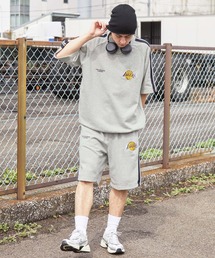 NBA（エヌビーエー）の「NBA/エヌビーエー 別注 セットアップ チームロゴ刺繍 サイドライン ビッグシルエット ドロスト半袖プルオーバースウェット＆ショートパンツ（セットアップ）」