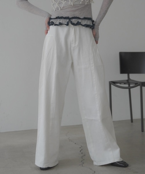 Clum(クルム)の「Side panel switching Wide white denim pants / サイドパネル切り替えタックワイドホワイトデニムパンツ(デニムパンツ・レディース・ホワイト・SMALL/LARGE/MEDIUM)」の1枚目の写真