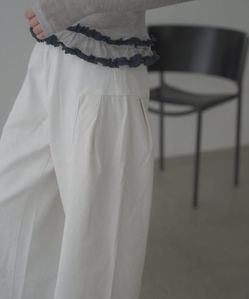Clum(クルム)の「Side panel switching Wide white denim pants / サイドパネル切り替えタックワイドホワイトデニムパンツ(デニムパンツ・レディース・ホワイト・SMALL/LARGE/MEDIUM)」の2枚目の写真