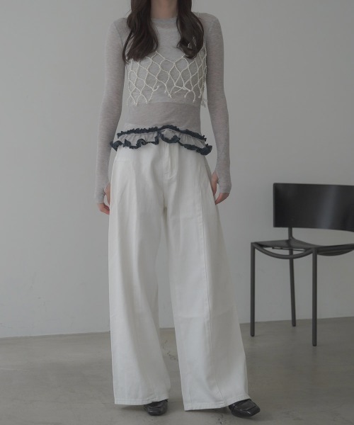 Clum(クルム)の「Side panel switching Wide white denim pants / サイドパネル切り替えタックワイドホワイトデニムパンツ(デニムパンツ・レディース・ホワイト・SMALL/LARGE/MEDIUM)」の3枚目の写真