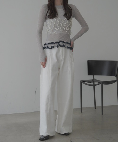 Clum(クルム)の「Side panel switching Wide white denim pants / サイドパネル切り替えタックワイドホワイトデニムパンツ(デニムパンツ・レディース・ホワイト・SMALL/LARGE/MEDIUM)」の4枚目の写真