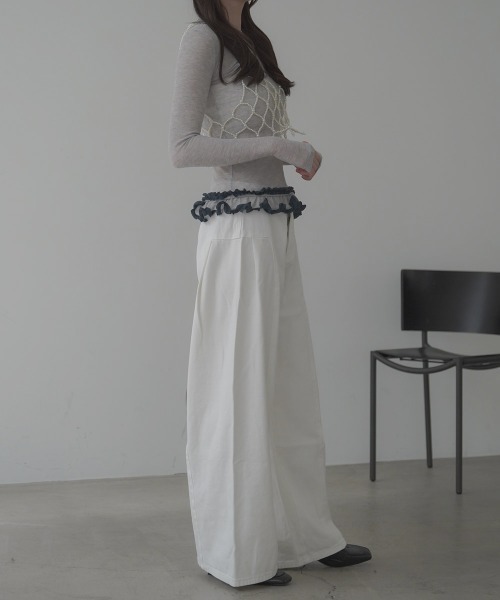 Clum(クルム)の「Side panel switching Wide white denim pants / サイドパネル切り替えタックワイドホワイトデニムパンツ(デニムパンツ・レディース・ホワイト・SMALL/LARGE/MEDIUM)」の5枚目の写真