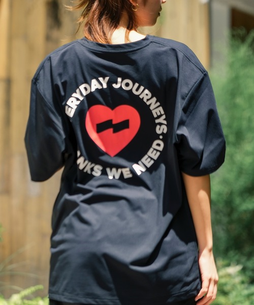 BANKS（バンクス）の「DESIGN TEE/BANKS JOURNAL(バンクスジャーナル)ハートプリント半袖デザインT-シャツ（Tシャツ/カットソー・メンズ・ブルー系その他/オフホワイト/ブラック・MEDIUM/LARGE/X-LARGE）」の3枚目の写真