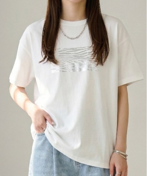 Per sist ence(パーシエンス)の「綿天竺/オーバーサイズ/箔プリントTシャツ(Tシャツ/カットソー・レディース・ホワイト系3/ホワイト系1/ホワイト系2/グレー系2/グレー系3/グレー系1・ONE SIZE)」の2枚目の写真