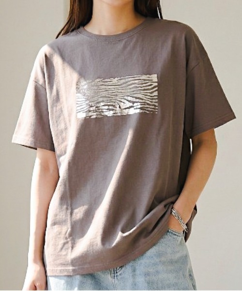 Per sist ence(パーシエンス)の「綿天竺/オーバーサイズ/箔プリントTシャツ(Tシャツ/カットソー・レディース・ホワイト系3/ホワイト系1/ホワイト系2/グレー系2/グレー系3/グレー系1・ONE SIZE)」の4枚目の写真