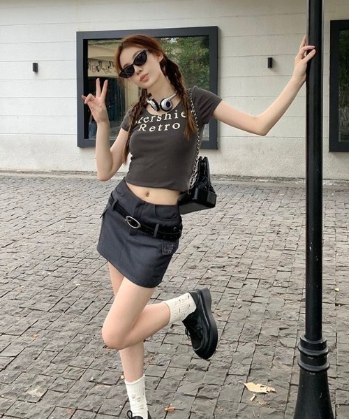 LADY LIKE(レディライク)の「ラウンドネックロゴTシャツ(Tシャツ/カットソー・レディース・チャコールグレー/ベージュ・M)」の7枚目の写真