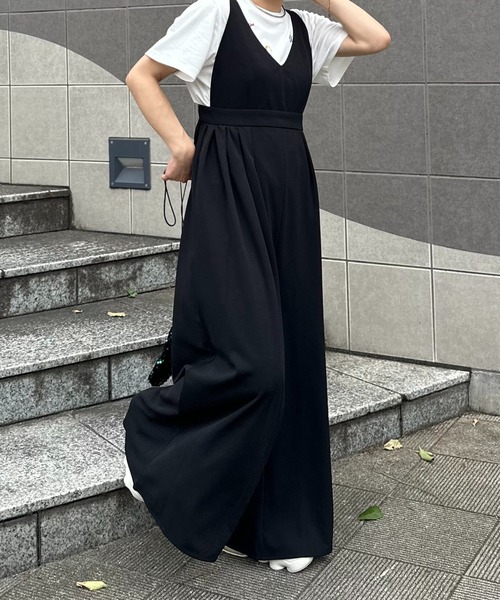 mi via loca（ミヴィアロカ）の「ボリュームギャザーサロペット（サロペット/オーバーオール・レディース・ブラック/ネイビー・FREE）」の5枚目の写真