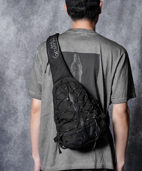 MAKAVELIC（マキャベリック）の「Cocoon 5 Body Bag（ショルダーバッグ・メンズ・ブラック/ブラック×ベージュ・ONESIZE）」の2枚目の写真