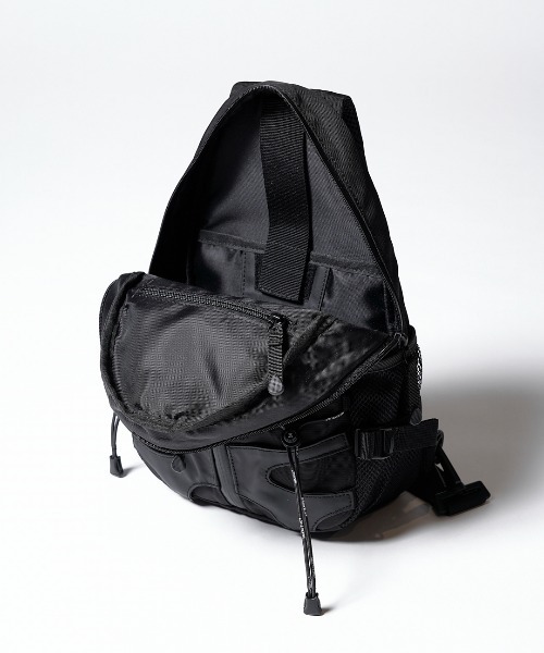 MAKAVELIC（マキャベリック）の「Cocoon 5 Body Bag（ショルダーバッグ・メンズ・ブラック/ブラック×ベージュ・ONESIZE）」の9枚目の写真