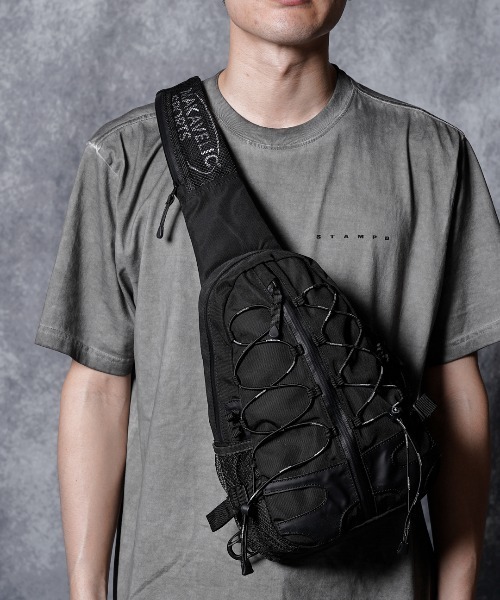 MAKAVELIC（マキャベリック）の「Cocoon 5 Body Bag（ショルダーバッグ・メンズ・ブラック/ブラック×ベージュ・ONESIZE）」の3枚目の写真