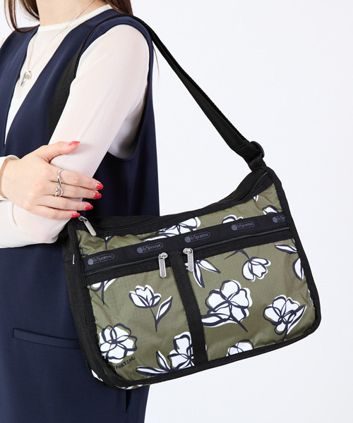 LeSportsac(レスポートサック)の「DELUXE EVERYDAY BAG オリーブフローラルシルエット(ショルダーバッグ・レディース・グリーン・FREE)」の2枚目の写真