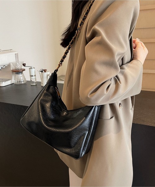 LA VORAGINE(ラ ヴォラジネ)の「2WAY ソフト大容量ショルダーバッグ(レトロ風)(ショルダーバッグ・レディース・ブラック/モカ・FREE)」の3枚目の写真