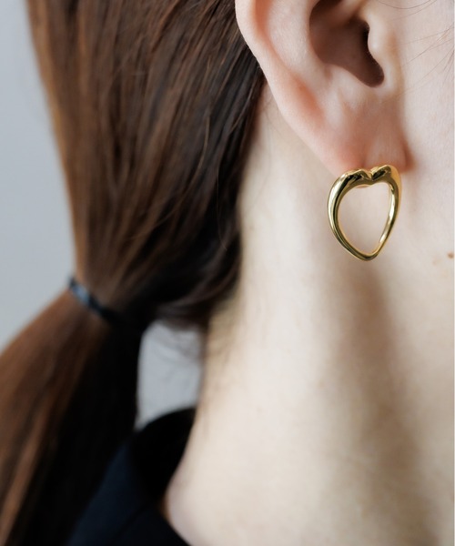 ISOLATION(アイソレーション)の「【ISOLATION / アイソレーション】Silver925 Heart Curve Pierce /ハートカーブピアス シルバー925(ピアス(両耳用)・レディース・ゴールド・FREE)」の4枚目の写真