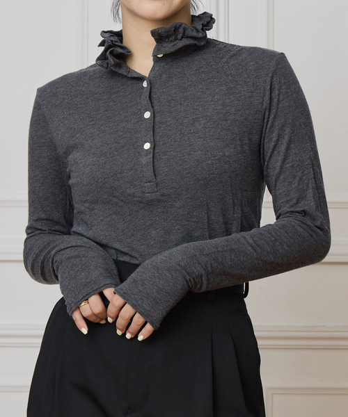 IENA LA BOUCLE（イエナラブークル）の「《追加》IENA LA BOUCLE フリルヘンリーネックカットソー（Tシャツ/カットソー・レディース・ホワイト/グレー・FREE）」の2枚目の写真