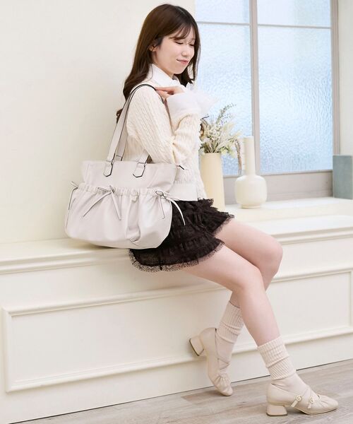 MAJESTIC LEGON(マジェスティックレゴン)の「ギャザーリボントートバッグ(トートバッグ・レディース・グレイッシュベージュ/ブラック/アイボリー/ピンク・FREE)」の8枚目の写真