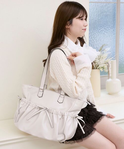 MAJESTIC LEGON(マジェスティックレゴン)の「ギャザーリボントートバッグ(トートバッグ・レディース・グレイッシュベージュ/ブラック/アイボリー/ピンク・FREE)」の9枚目の写真