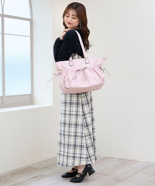 MAJESTIC LEGON(マジェスティックレゴン)の「ギャザーリボントートバッグ(トートバッグ・レディース・グレイッシュベージュ/ブラック/アイボリー/ピンク・FREE)」の11枚目の写真