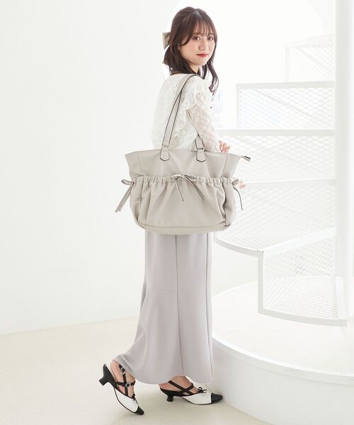 MAJESTIC LEGON(マジェスティックレゴン)の「ギャザーリボントートバッグ(トートバッグ・レディース・グレイッシュベージュ/ブラック/アイボリー/ピンク・FREE)」の17枚目の写真