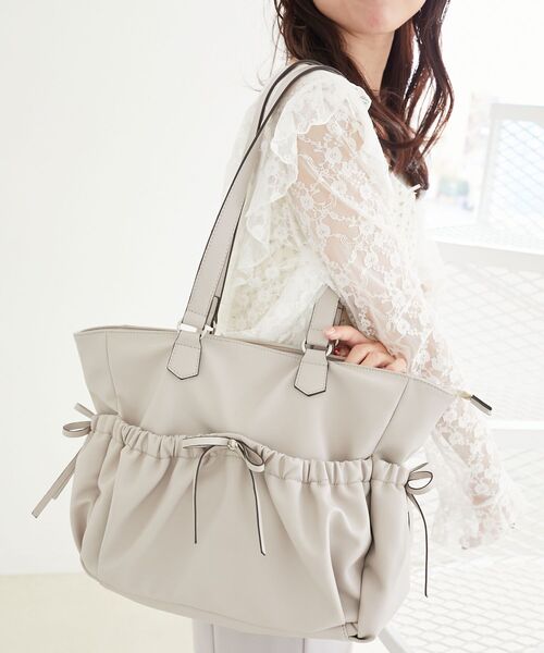 MAJESTIC LEGON(マジェスティックレゴン)の「ギャザーリボントートバッグ(トートバッグ・レディース・グレイッシュベージュ/ブラック/アイボリー/ピンク・FREE)」の19枚目の写真