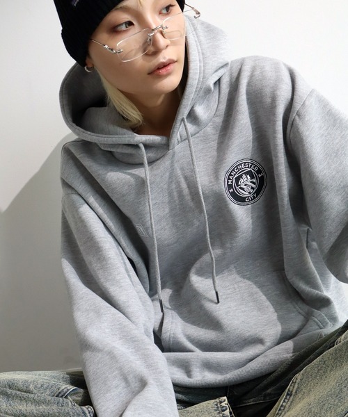 CORPUS　SELECT（コーパストーキョー）の「【Manchester City/マンチェスターシティー】エンブレムロゴ ワッペン プルオーバー パーカー（パーカー・メンズ・ブラック/ネイビー/グレー・L/LL/M）」の2枚目の写真