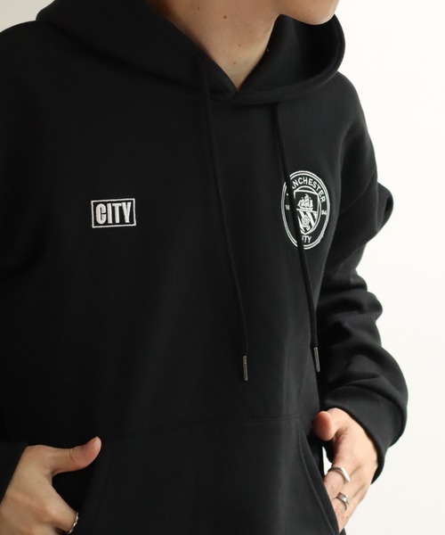 CORPUS　SELECT（コーパストーキョー）の「【Manchester City/マンチェスターシティー】エンブレムロゴ ワッペン プルオーバー パーカー（パーカー・メンズ・ブラック/ネイビー/グレー・L/LL/M）」の4枚目の写真