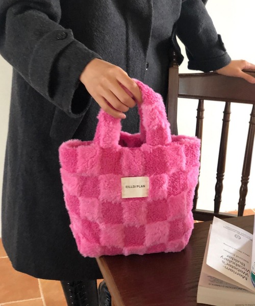 VIBGYOR(ヴィブジョー)の「Liaa/チェック ファー ミニトートバッグ A18497(トートバッグ・レディース・ブラウン/ホワイト/ベージュ/ブラック/ピンク/ベビーピンク・FREE)」の5枚目の写真