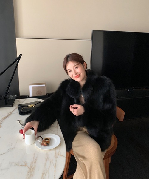 VIBGYOR(ヴィブジョー)の「【EIZZ/アイズ】ボリューム フェイクファー クロップ ジップ コート(その他アウター・レディース・ホワイト/ブラック・FREE)」の6枚目の写真