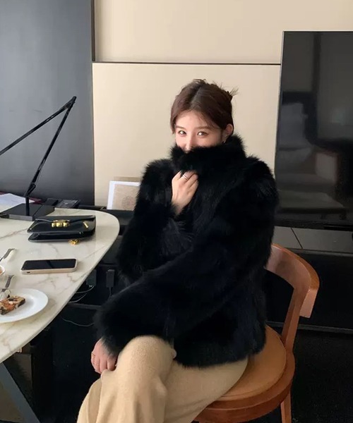 VIBGYOR(ヴィブジョー)の「【EIZZ/アイズ】ボリューム フェイクファー クロップ ジップ コート(その他アウター・レディース・ホワイト/ブラック・FREE)」の8枚目の写真