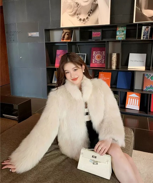 VIBGYOR(ヴィブジョー)の「【EIZZ/アイズ】ボリューム フェイクファー クロップ ジップ コート(その他アウター・レディース・ホワイト/ブラック・FREE)」の3枚目の写真