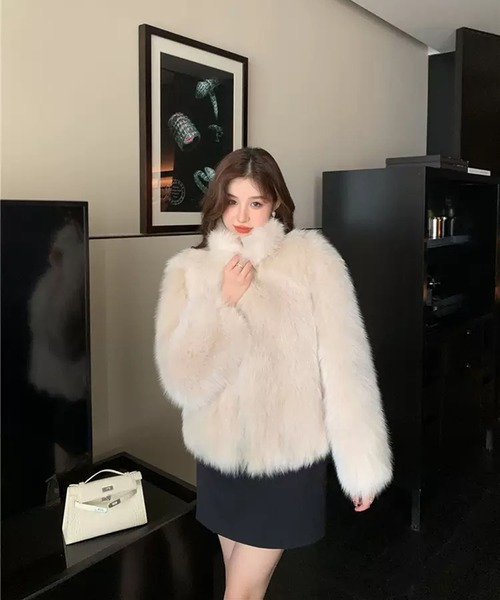 VIBGYOR(ヴィブジョー)の「【EIZZ/アイズ】ボリューム フェイクファー クロップ ジップ コート(その他アウター・レディース・ホワイト/ブラック・FREE)」の11枚目の写真