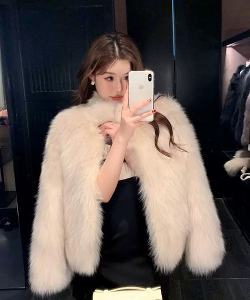 VIBGYOR(ヴィブジョー)の「【EIZZ/アイズ】ボリューム フェイクファー クロップ ジップ コート(その他アウター・レディース・ホワイト/ブラック・FREE)」の4枚目の写真