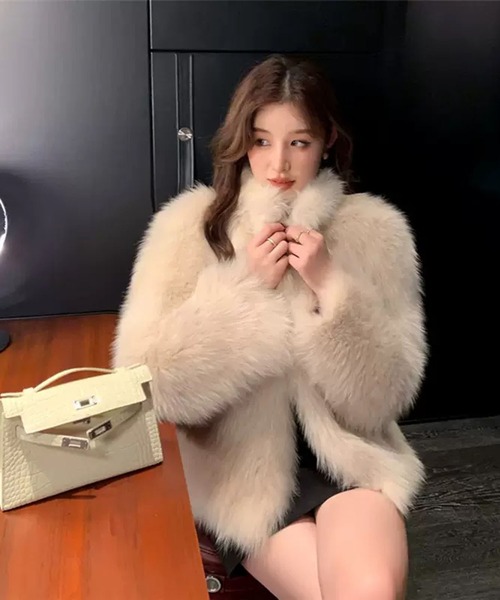 VIBGYOR(ヴィブジョー)の「【EIZZ/アイズ】ボリューム フェイクファー クロップ ジップ コート(その他アウター・レディース・ホワイト/ブラック・FREE)」の5枚目の写真