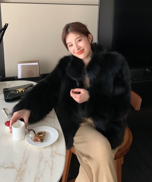 VIBGYOR(ヴィブジョー)の「【EIZZ/アイズ】ボリューム フェイクファー クロップ ジップ コート(その他アウター・レディース・ホワイト/ブラック・FREE)」の16枚目の写真