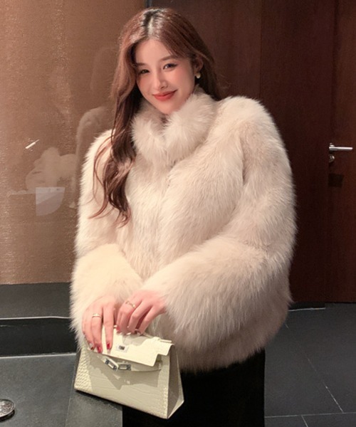 VIBGYOR(ヴィブジョー)の「【EIZZ/アイズ】ボリューム フェイクファー クロップ ジップ コート(その他アウター・レディース・ホワイト/ブラック・FREE)」の19枚目の写真