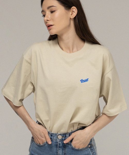 GRAVER（グレーバー）の「[ユニセックス]ベースボールブルーロゴ刺繍半袖Tシャツ_サンドベージュ（Tシャツ/カットソー・レディース・ベージュ・SMALL/MEDIUM/LARGE/X-LARGE）」の2枚目の写真