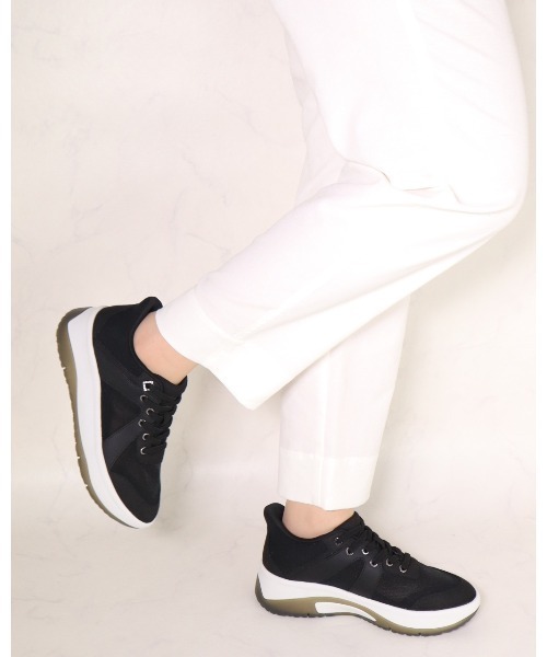 fitfit（フィットフィット）の「ハンズフリーシアースニーカー（スニーカー・レディース・オフホワイト/ブラック・21.5cm/22cm/22.5cm/23cm/23.5cm/24cm/24.5cm/25.0cm/25.5cm）」の2枚目の写真