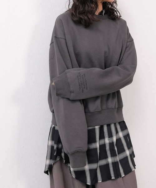 emesuelee(エメスーリー)の「ロゴポイント スウェット プルオーバー 裏起毛(スウェット・レディース・アイボリー/ブラック/チャコールグレー・フリー)」の3枚目の写真