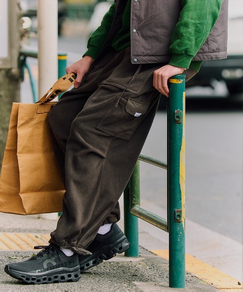 MAISON CLUB(メゾンクラブ)の「【MAISON CLUB】Basic Over Cargo FleecePants / ベーシックオーバーカーゴフリースパンツ KKP(カーゴパンツ・メンズ・ブラック/カーキ/チャコールグレー・L/M)」の1枚目の写真