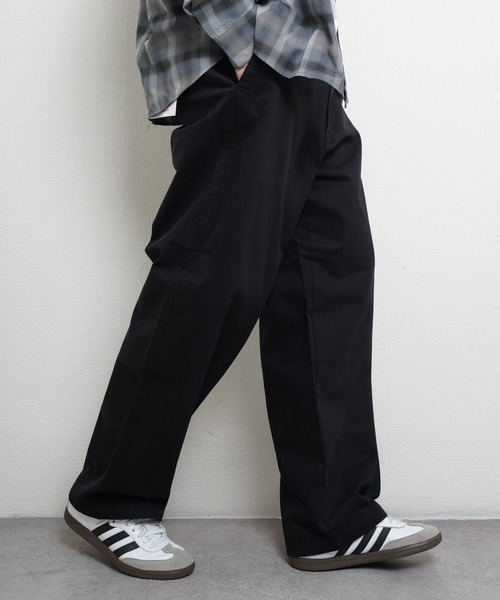 HANES(ヘインズ)の「Hanes ノータックワイドフィットチノパンツ(チノパンツ・メンズ・ベージュ/ブラック/カーキ・MEDIUM/LARGE/X-LARGE/SMALL)」の1枚目の写真