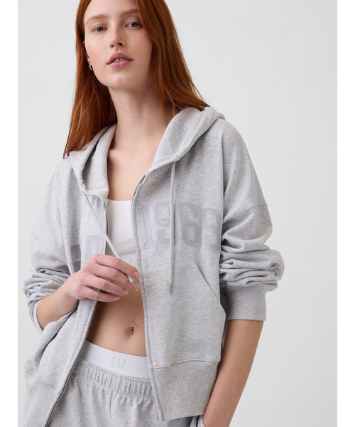 GAP(ギャップ)の「フレンチテリー オーバーサイズ GAP1969ロゴ ジップアップパーカー(パーカー・レディース・ピンク/ブラック/グレー/ブルー・XL/L/S/XS/XXS/M)」の1枚目の写真