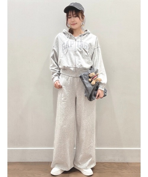 GAP(ギャップ)の「フレンチテリー オーバーサイズ GAP1969ロゴ ジップアップパーカー(パーカー・レディース・ピンク/ブラック/グレー/ブルー・XL/L/S/XS/XXS/M)」の21枚目の写真