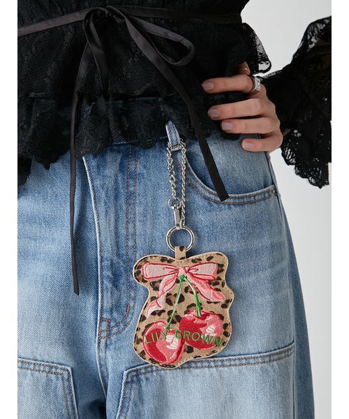 LILY BROWN（リリーブラウン）の「エンブロイダリーミラーチャーム（キーケース/キーアクセサリー・レディース・ブラック/チェック/レオパード・F）」の2枚目の写真