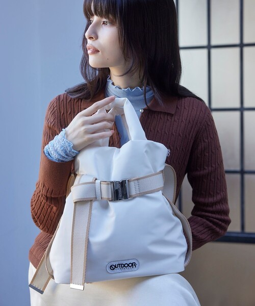 OUTDOOR PRODUCTS（アウトドアプロダクツ）の「【OUTDOOR PRODUCTS】VIS別注2WAYベルト付きパデッドトートバッグ（トートバッグ・レディース・キナリ/チャコールグレー/ブラック・FREE）」の4枚目の写真