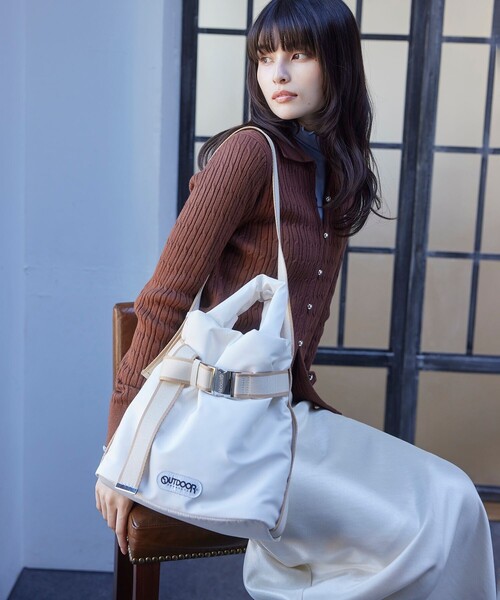 OUTDOOR PRODUCTS（アウトドアプロダクツ）の「【OUTDOOR PRODUCTS】VIS別注2WAYベルト付きパデッドトートバッグ（トートバッグ・レディース・キナリ/チャコールグレー/ブラック・FREE）」の5枚目の写真