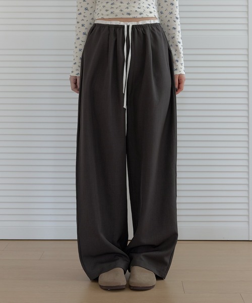 UNE MANSION（ユヌマンション）の「【2026SS新作アイテム】バイカラーウエストレースストリングゴムレイヤードワイドスラックス（スラックス・レディース・チャコール/ベージュ/ブラック・FREE）」の4枚目の写真